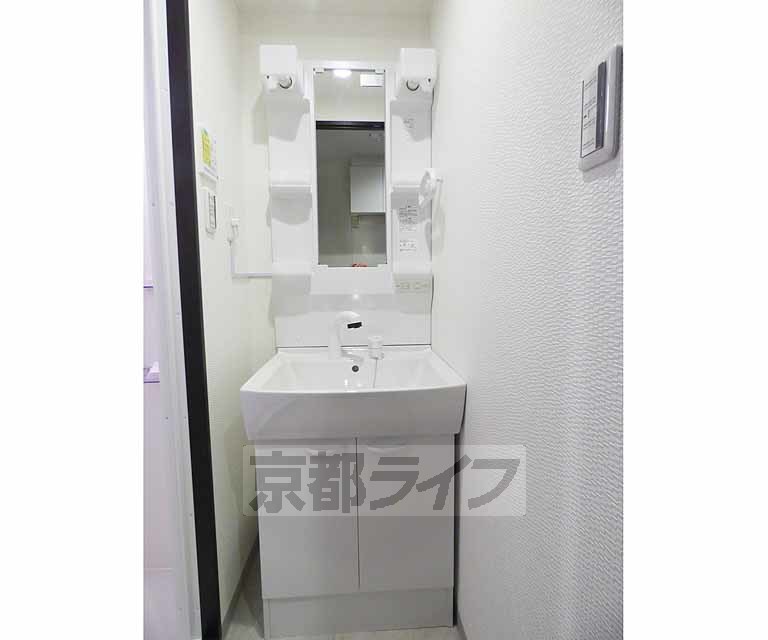 洗面設備　きれいな洗面台です。