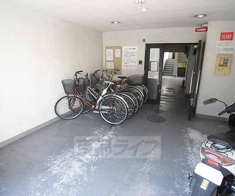 エントランス　エントランスと駐輪場が一体化しております。