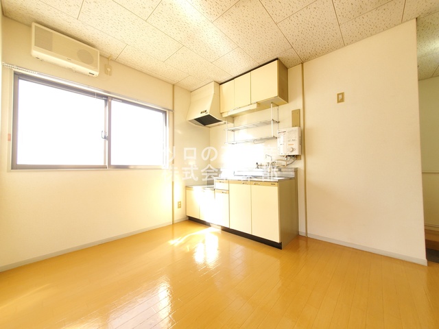 居室・リビング　ダイニングテーブルを置いたり自由にレイアウトできます☆