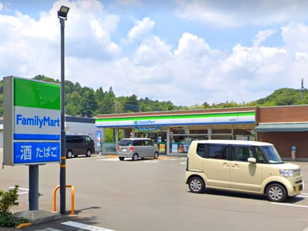 コンビニ　ファミリーマート 高尾駅東店（コンビニ）まで81m