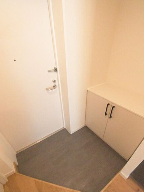 玄関　※別部屋の参考写真です。