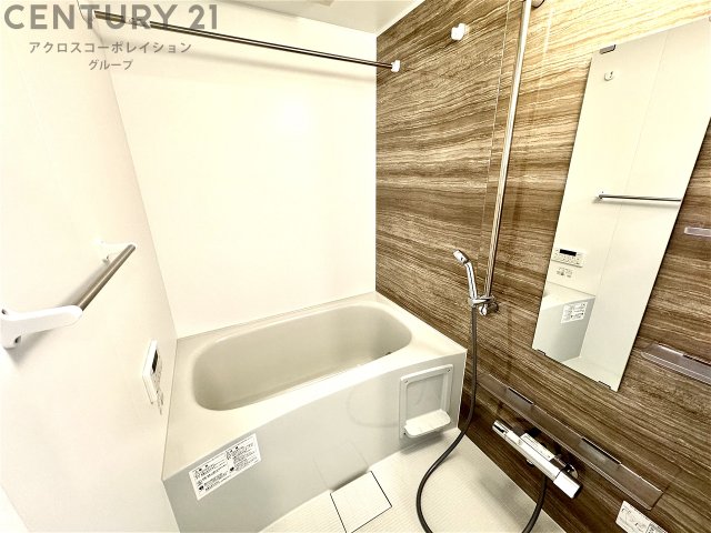 バス・シャワールーム　浴室乾燥・追い炊き機能付きです☆