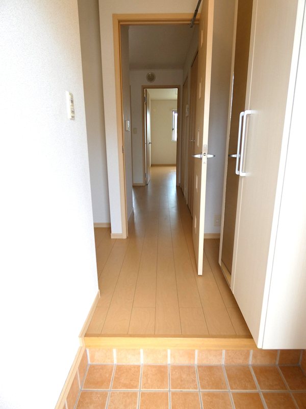 玄関　※同タイプ別居室のお写真です。