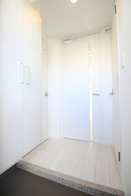 玄関　８０５号室モデルルーム写真※お部屋によって胃色味が異なる場合