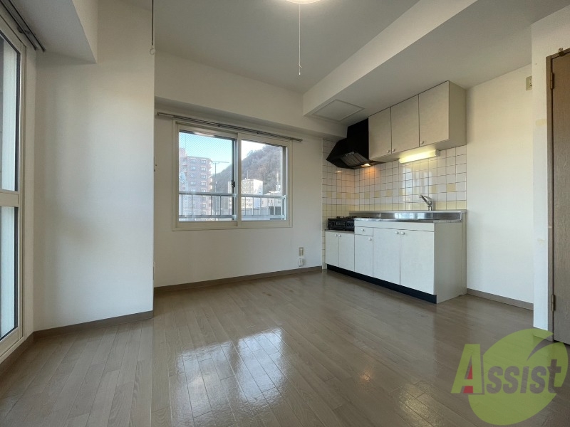 居室・リビング　白さが清潔感を出してくれます。お部屋も明るいですね。