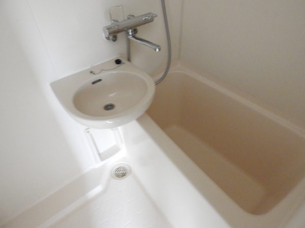 バス・シャワールーム　写真は１０１号室