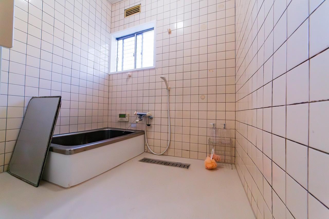 バス・シャワールーム　正面に大きな鏡設置準備中♪