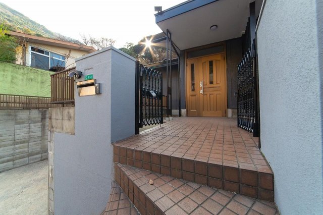 玄関　センサーライト付きで夜間帰宅時も安心