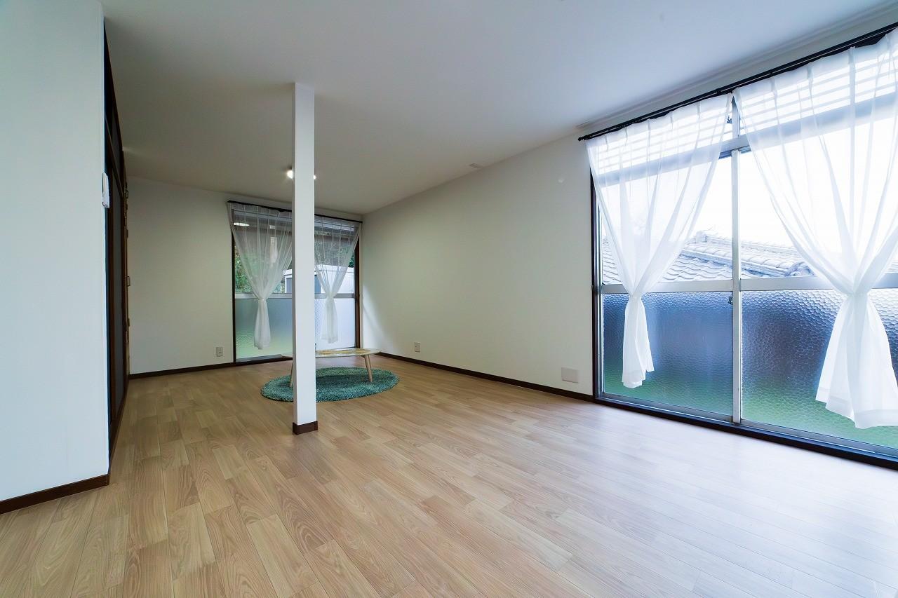 居室・リビング　16帖以上、2面採光の広々リビング！更に収納まで！？