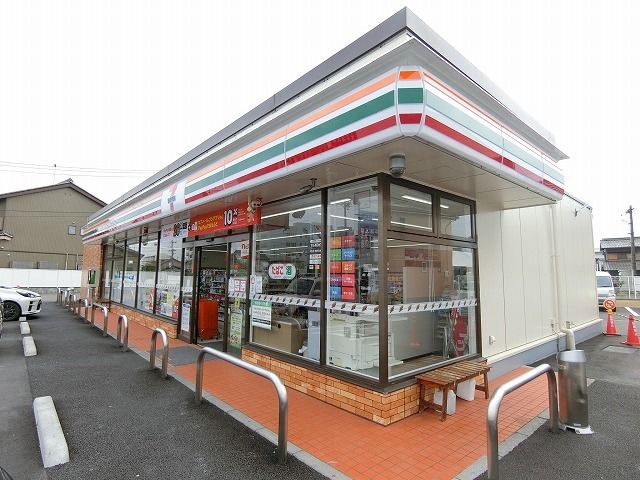 コンビニ　セブンイレブン静里町店（コンビニ）まで550m