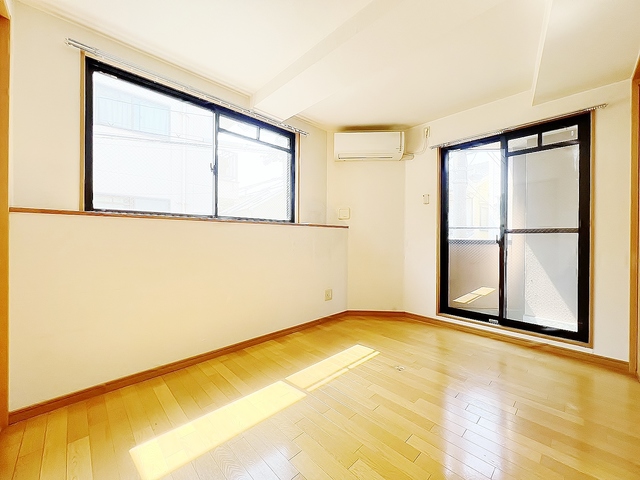 居室・リビング　２面採光・フローリング