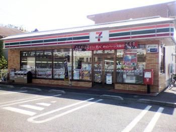 コンビニ　セブンイレブン（コンビニ）まで331m