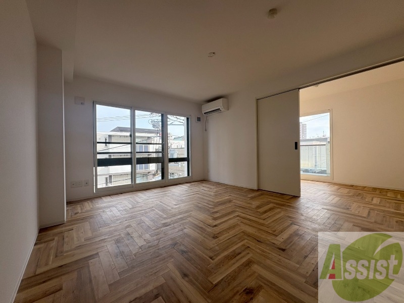 居室・リビング　日当たりが良くて心地よく過ごせそうなお部屋です。