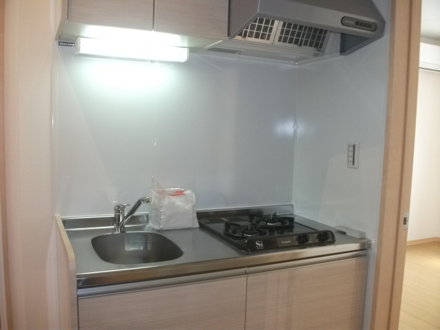 キッチン　※別室参考写真　掃除しやすい壁にキッチン