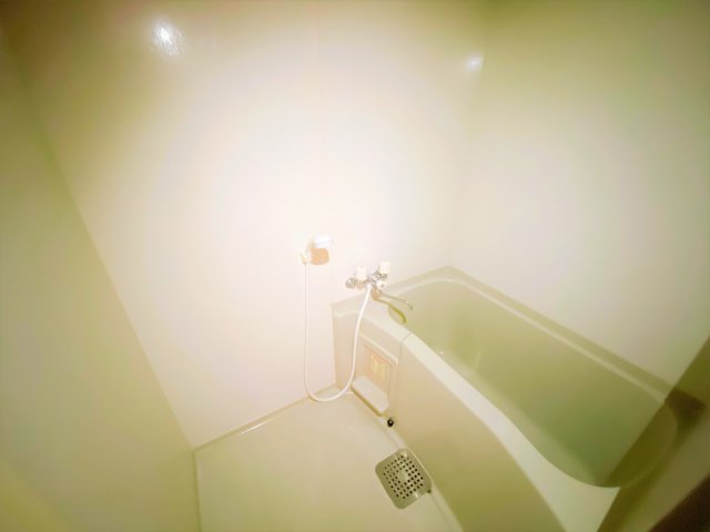 バス・シャワールーム　別部屋同一間取りのお写真となります。