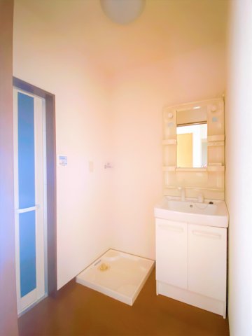 洗面設備　別部屋同一間取りのお写真となります。