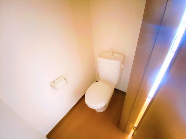 トイレ　別部屋同一間取りのお写真となります。