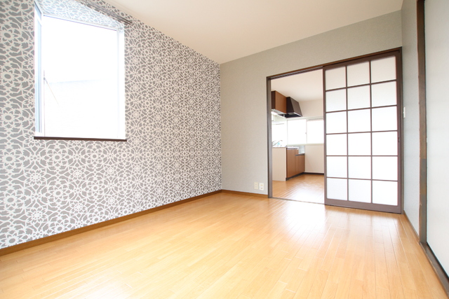 その他部屋・スペース　６帖洋室に出窓があります