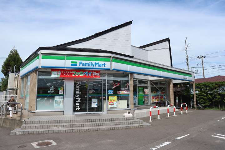 コンビニ　ファミリーマート（コンビニ）まで898m