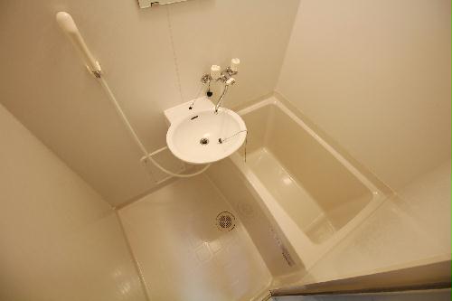 バス・シャワールーム　浴室乾燥機付きのお風呂だから、雨の日でもお洗濯ＯＫ！