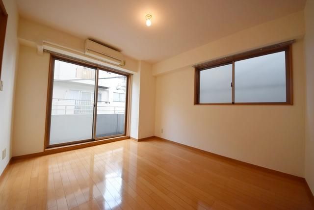 居室・リビング　角部屋・二面採光