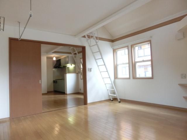 居室・リビング　全室フローリング、1０．５帖のお部屋です