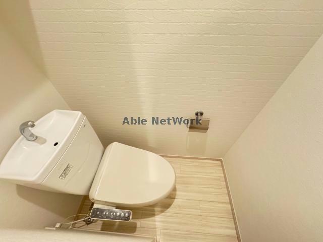 トイレ　同物件別号室間取り違います。現況優先