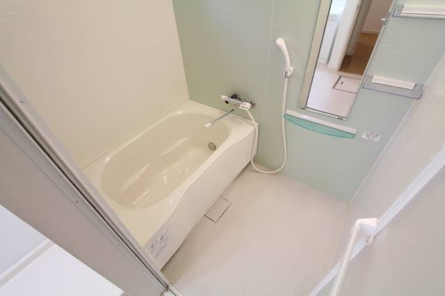 バス・シャワールーム　綺麗で広いバスルームは疲れもバッチリ取れます。