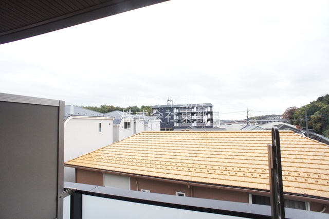 眺望　バルコニーからの景色です！圧迫感がないので暮らしやすい♪