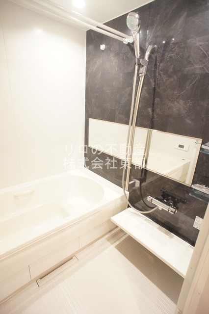 バス・シャワールーム　清潔感のある浴室で、１日の疲れを癒しリラックスできます。