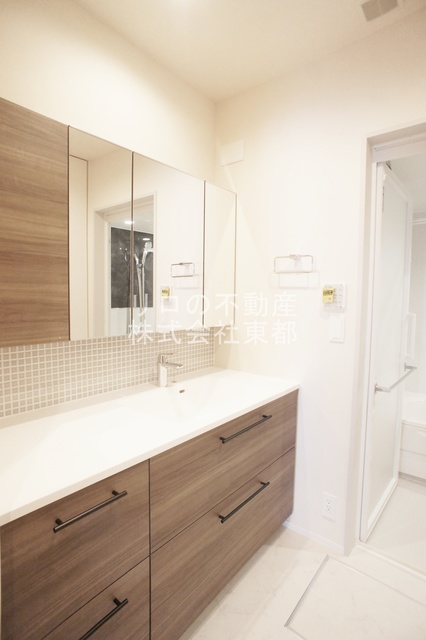 洗面設備　朝の忙しい時間帯にとても便利な独立洗面台！