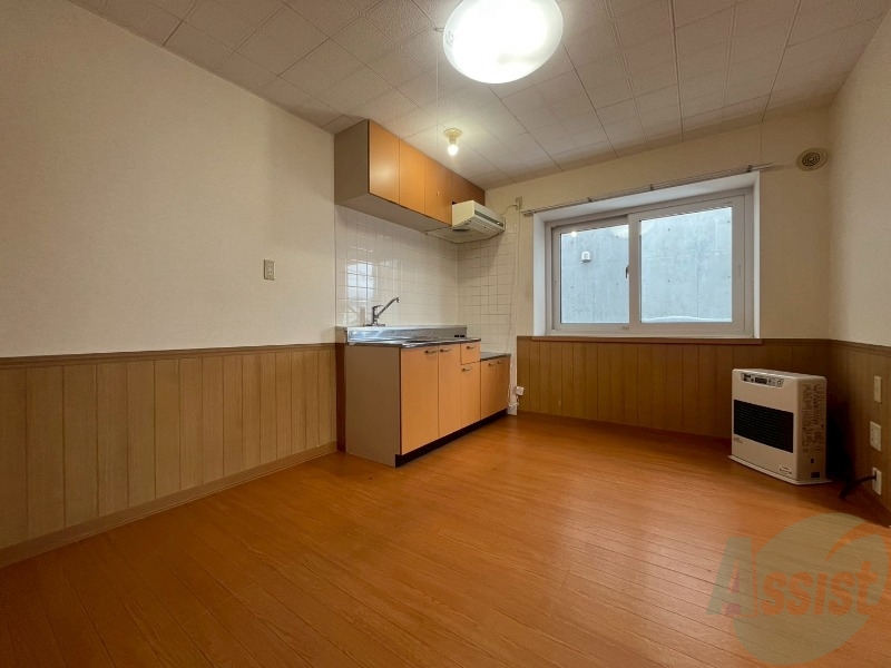 居室・リビング　リビングです。木目のフローリングが落ち着きますね。