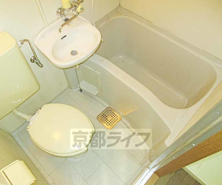 バス・シャワールーム　トイレ洗面台が一緒になったバスルームです！