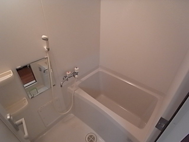 バス・シャワールーム　２人でも十分入浴できる広々なお風呂です
