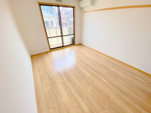 居室・リビング　解放感があって心地よいリビングです。