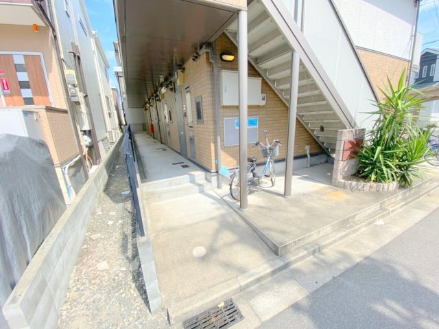 ロビー　奥行きのあるロビーは綺麗に片づけられています。