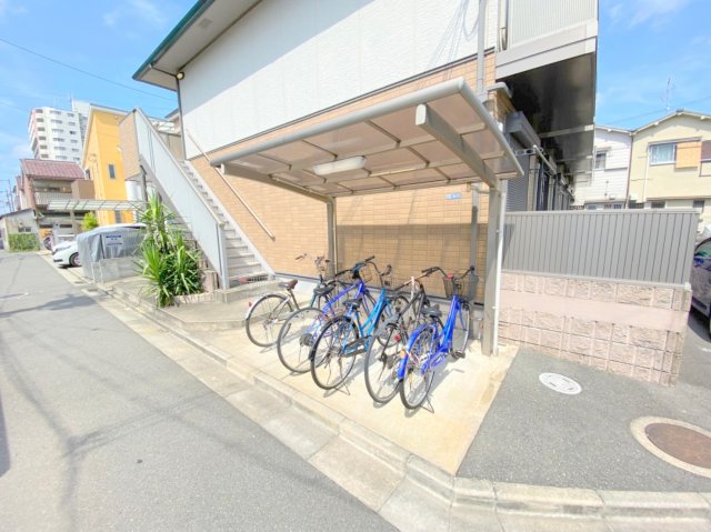 駐車場　敷地内にある駐輪場。雨の日にはうれしい屋根つきです。