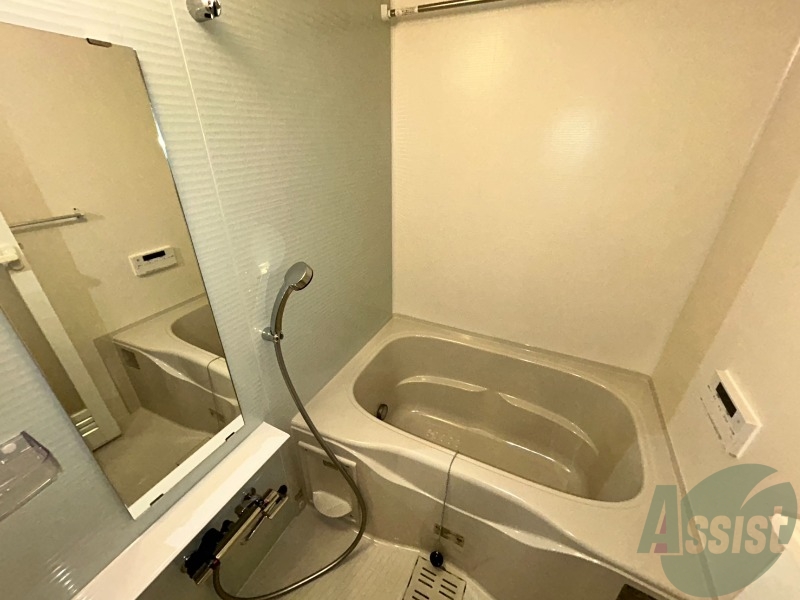 バス・シャワールーム　お風呂はゆったりと入るには充分な広さです。