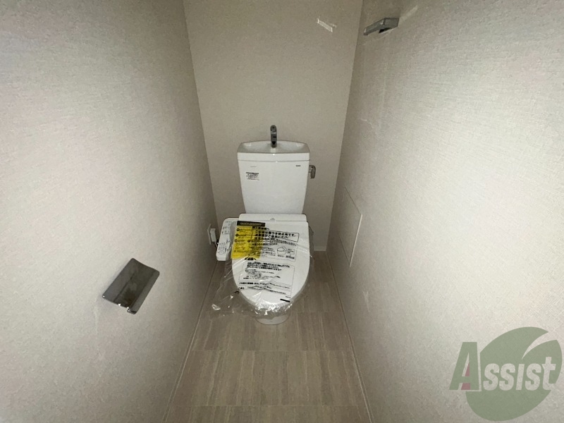 トイレ　温水洗浄便座でウォシュレット付きなので快適です。