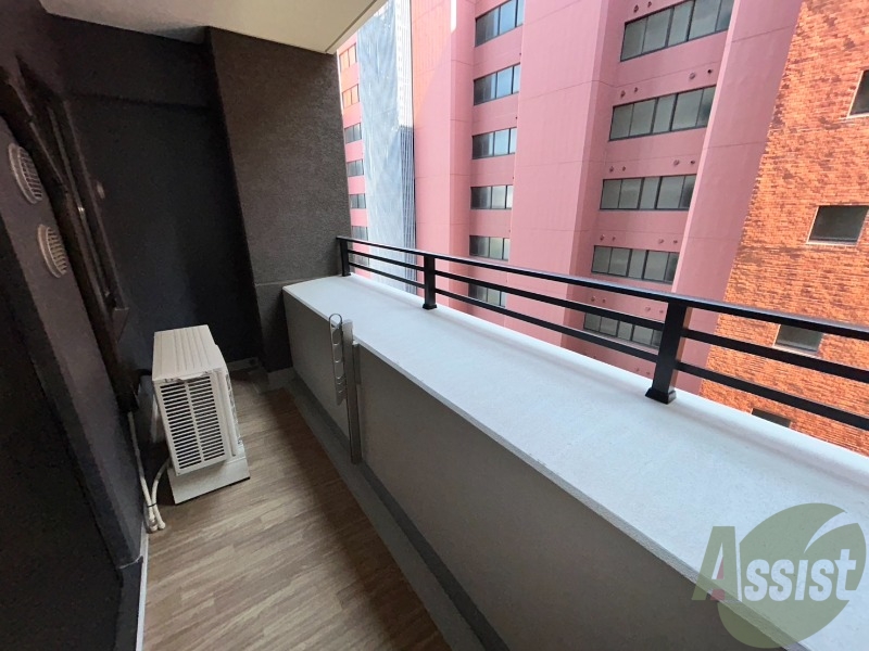 バルコニー　バルコニーは洗濯物を干すには充分な広さです。