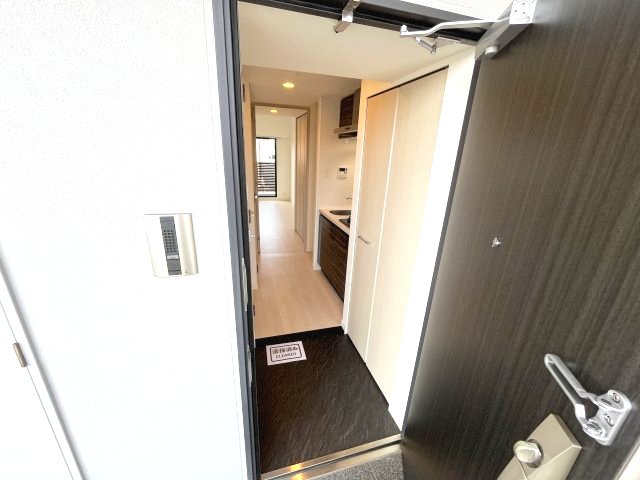 玄関　写真は他部屋の反転間取りとなっております。