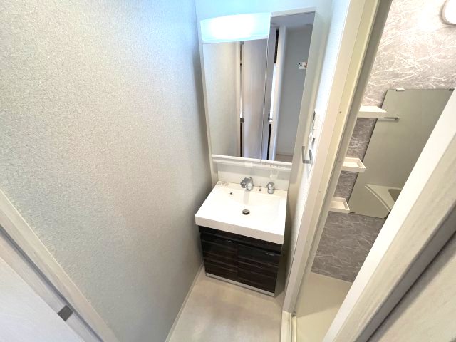 洗面設備　写真は他部屋の反転間取りとなっております。