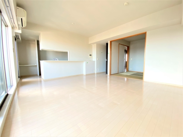 居室・リビング　明るく広々リビングはダイニングテーブルとソファーを設置可