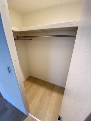 収納　ハンガーパイプ付きクローゼット