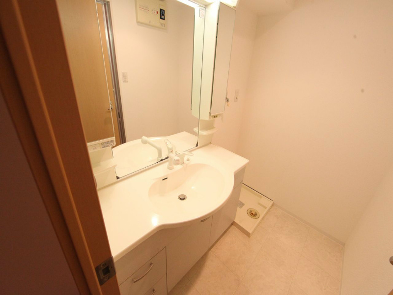 洗面設備　脱衣所　独立洗面台付（シャンプードレッサー付）