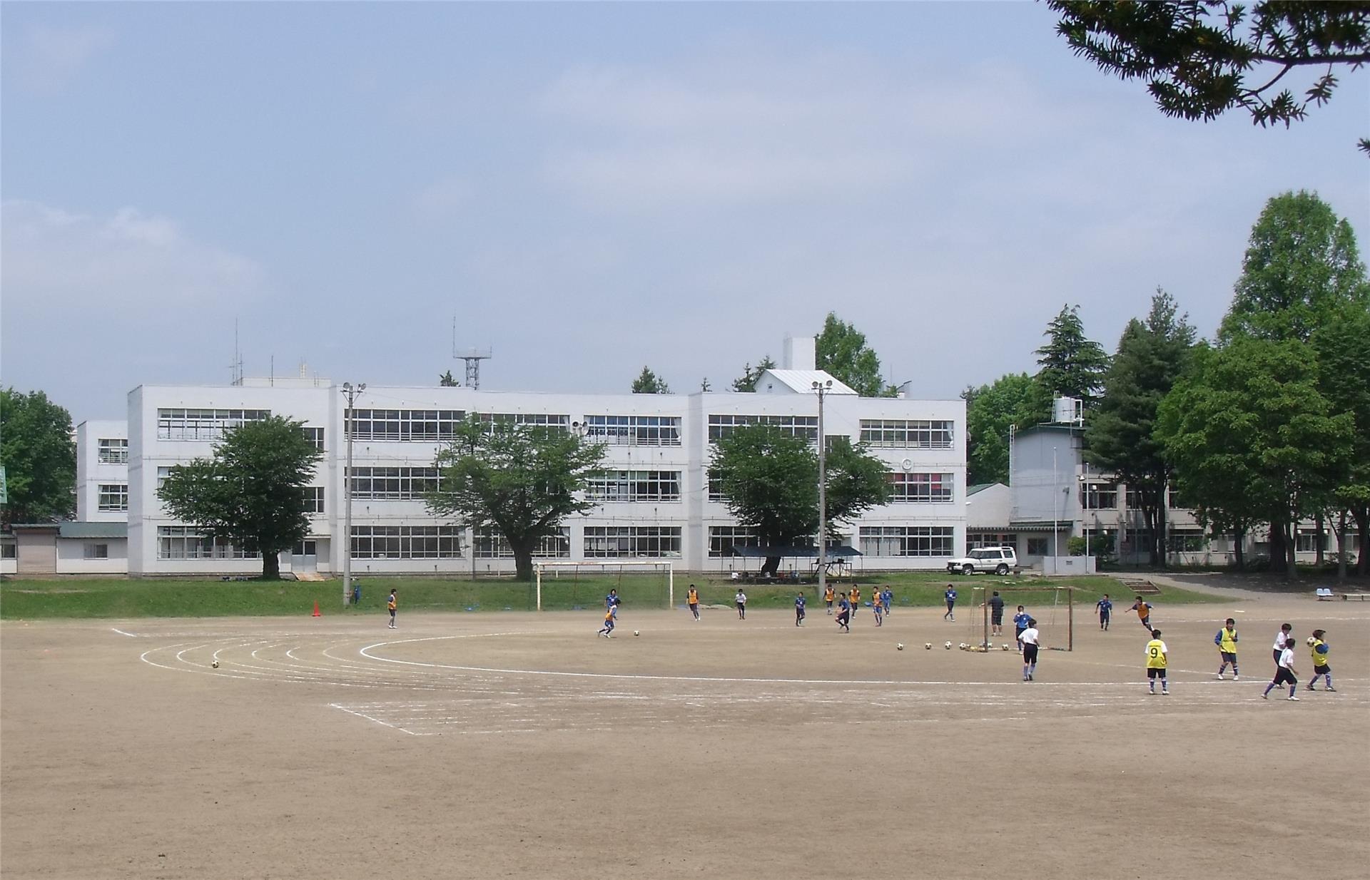中学校　十和田市立三本木中学校（中学校）まで1200m