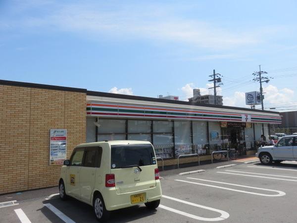 コンビニ　セブンイレブン富田林西口店（コンビニ）まで731m