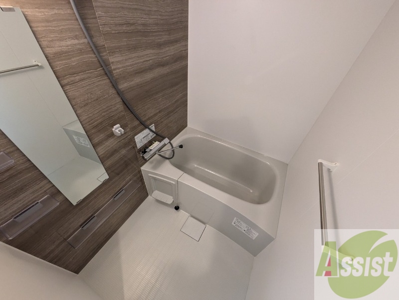 バス・シャワールーム　お風呂です。広々したバスでゆっくりくつろげます。