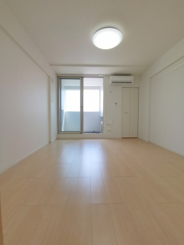 居室・リビング　南向きで明るい洋室