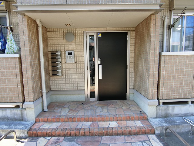 エントランス　共用エントランスは不審者の侵入を未然に防ぐオートロック付き！